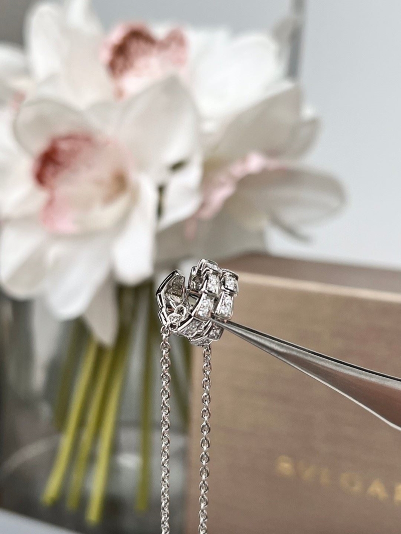 Bv1g*ai necklaces